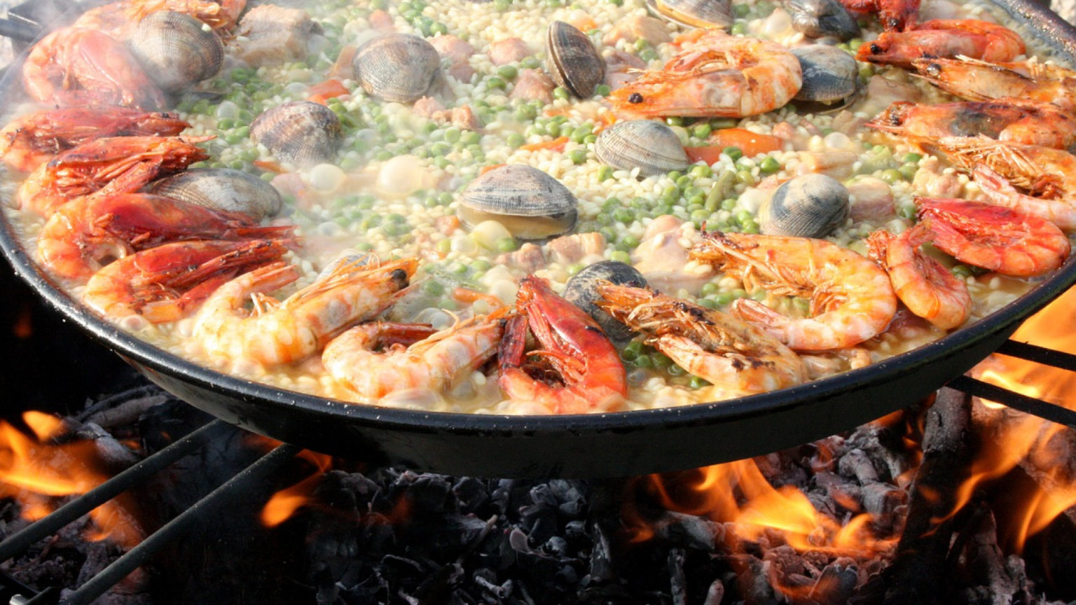 Paella De Uits De Mer Espagnole Avec Moules, Crevettes, Etc. Dans Une