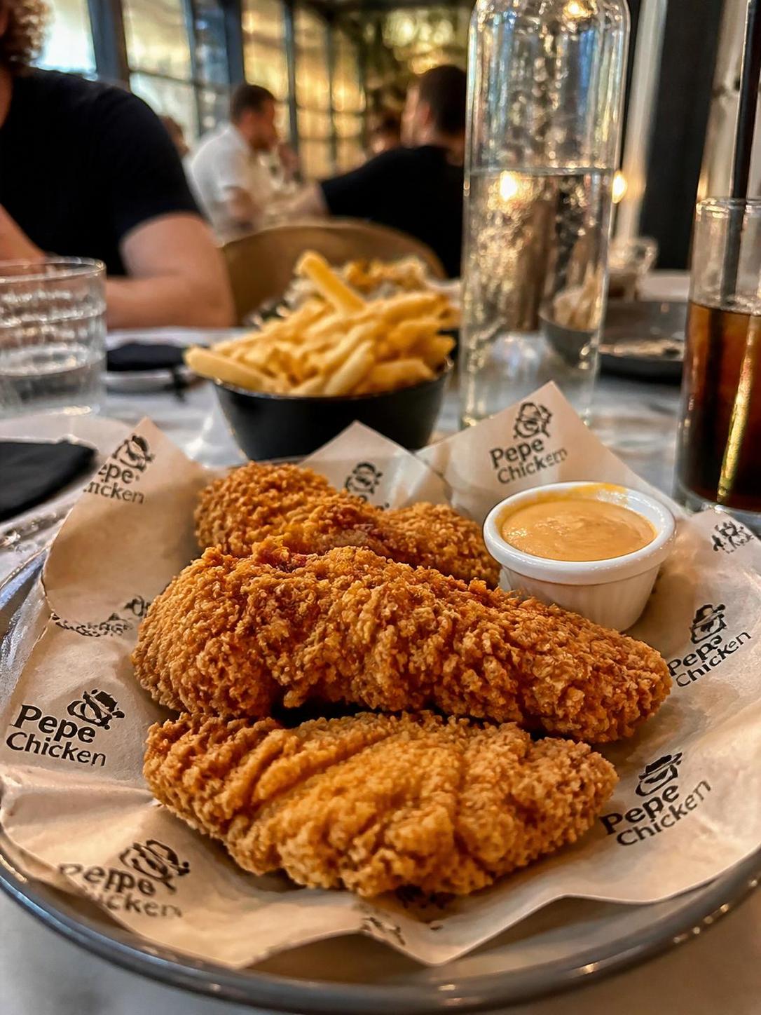 découvrez les prix des menus burgers et tenders chez pepe chicken ainsi que les informations sur les calories pour bien choisir votre repas.