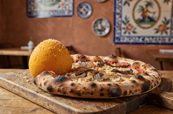 Spécialités siciliennes arancino et sfincione servis chez Domus Sicilia à La Madeleine