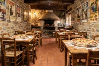 Vue d'ensemble d'une pizzeria italienne traditionnelle dans le Nord avec four à bois et pizzas artisanales