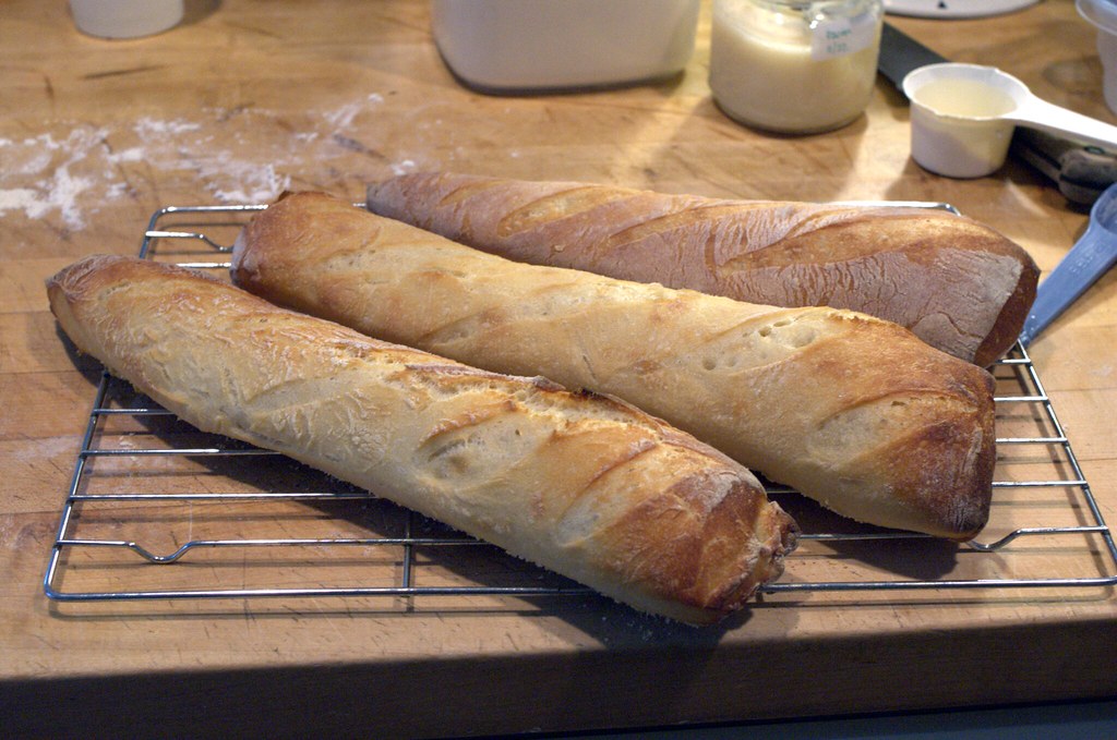 Comment le poids d'une baguette traditionnelle influence la texture et le goût
