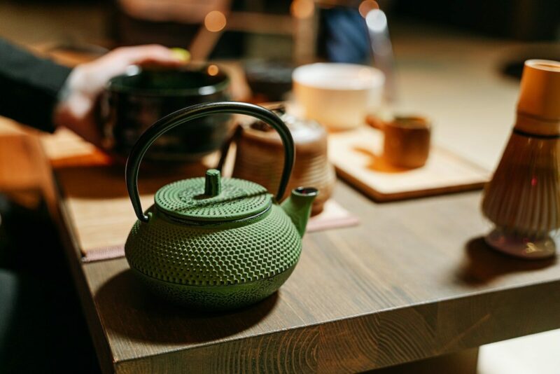 Théières en fonte : l'art traditionnel du thé japonais